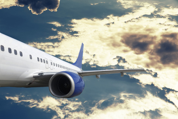 Flugzeughimmel und Wolkenmanipulation mit Flugzeug - Foto, Bild
