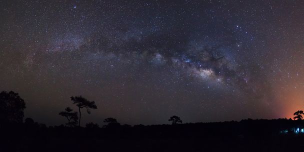 Galaxia de la Vía Láctea Panorama en el Parque Nacional Phu Hin Rong Kla, Phitsanulok
 - Foto, imagen