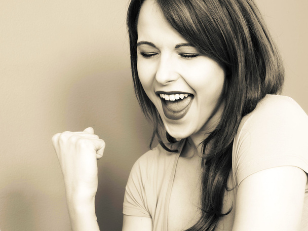 Portrait tonique créatif d'une jeune femme attrayante excitée, heureuse et heureuse
 - Photo, image