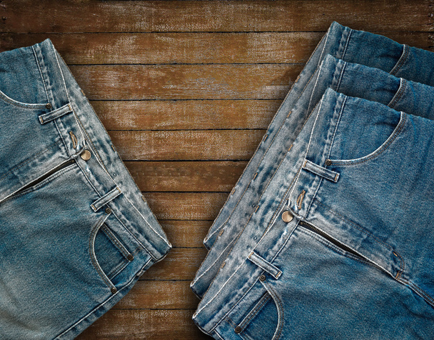 Jeans auf Holztisch gelegt - Foto, Bild