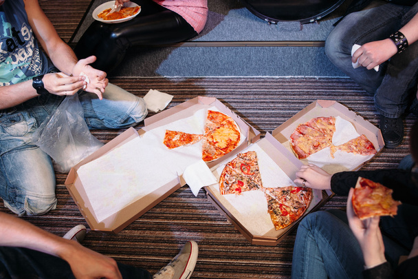 Having pizza snack on the floor top view - Φωτογραφία, εικόνα