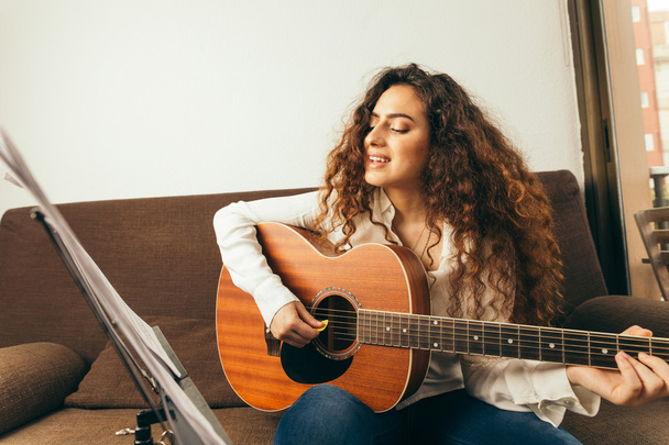 Jong meisje met lang haar spelen van gitaar - Foto, afbeelding