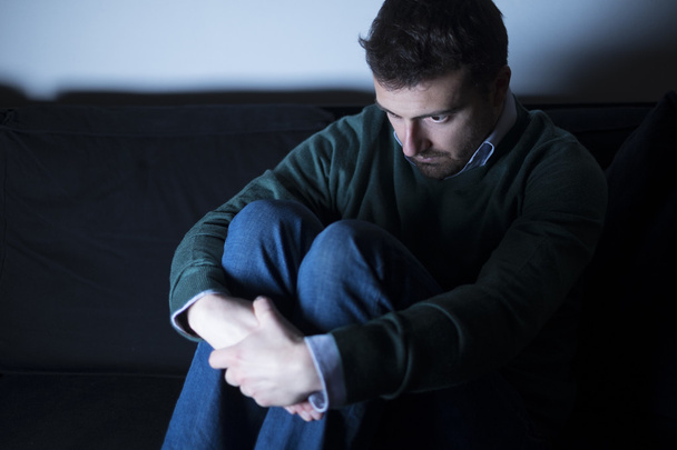 Człowiek w depresji, leżąc na kanapie - Zdjęcie, obraz