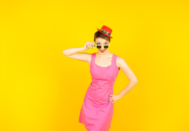 woman on yellow background - Foto, afbeelding