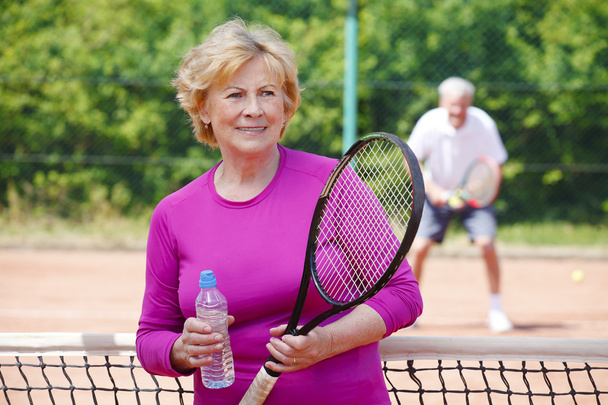 woman standing on  tennis court  - Fotografie, Obrázek