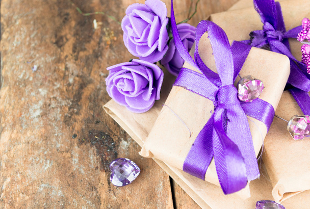 Cajas de regalo envueltas con regalos y flores decorativas sobre fondo de madera envejecida. Lugar para el texto
. - Foto, Imagen