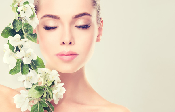  face with young healthy skin and flowers - Foto, afbeelding