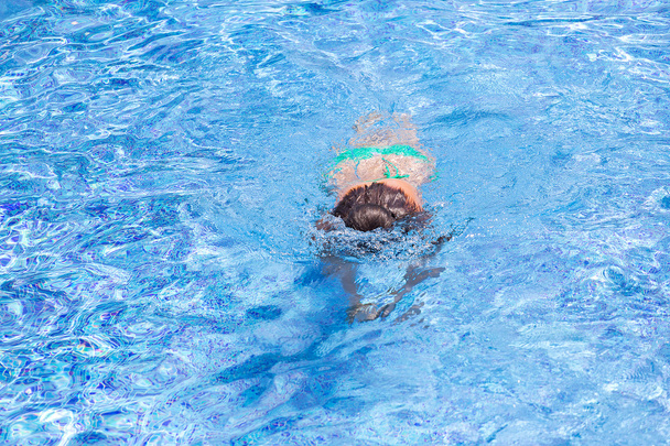 Fille nager dans la piscine - Photo, image