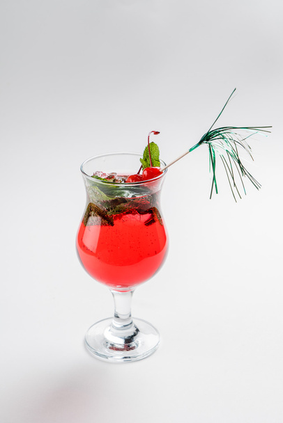 cherry cocktail in glass - Фото, зображення