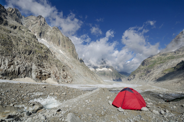 Camping on the Leschaux glacier in the french Alps - Foto, imagen