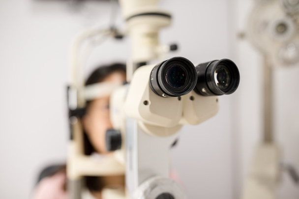 Donna in cerca di oftalmoscopio
 - Foto, immagini