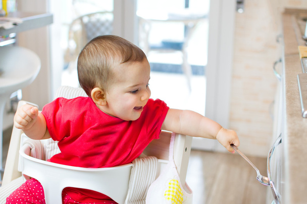 seggiolone neonato giocare battere cucchiaio del cassetto della cucina euristica
 - Foto, immagini