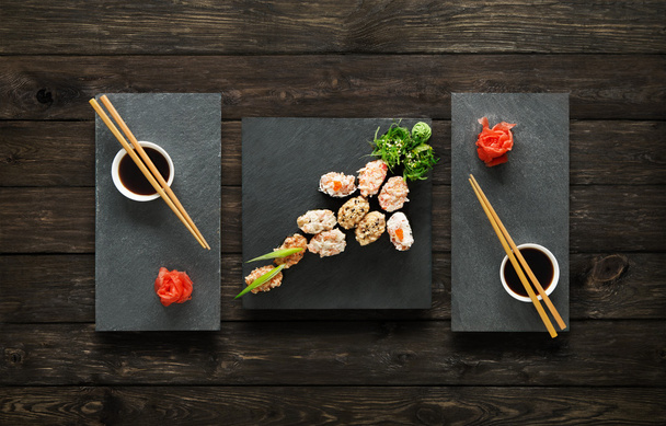 Zestaw gunkan sushi w wood. - Zdjęcie, obraz