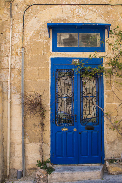 Πέτρινο σπίτι με μια μπλε αυλόπορτα, νησί της Μάλτας - Φωτογραφία, εικόνα