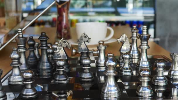 концепція чоловіка, який грає в срібні шахи
 - Кадри, відео
