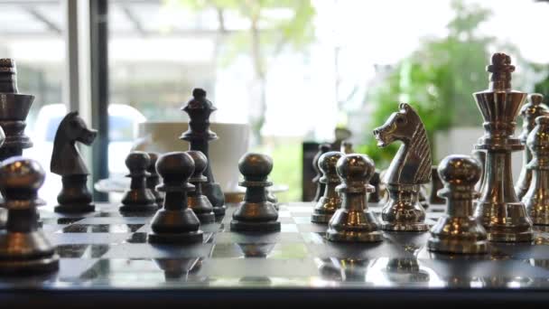 Gümüş satranç oynayan adam kavramı - Video, Çekim