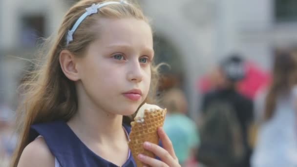 Menina comendo sorvete em um quente, dia de verão tórrido no parque infantil no parque, crianças
 - Filmagem, Vídeo