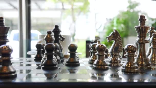 concetto di uomo che gioca a scacchi d'argento
 - Filmati, video