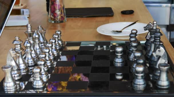 έννοια του ανθρώπου που παίζουν σκάκι ασημένια - Πλάνα, βίντεο