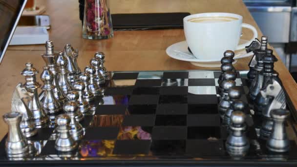 έννοια του ανθρώπου που παίζουν σκάκι ασημένια - Πλάνα, βίντεο