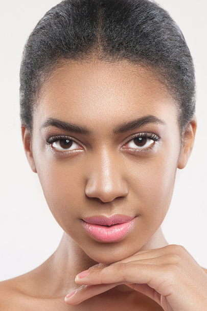 Mujer africana joven y confiada con apariencia bonita
 - Foto, Imagen