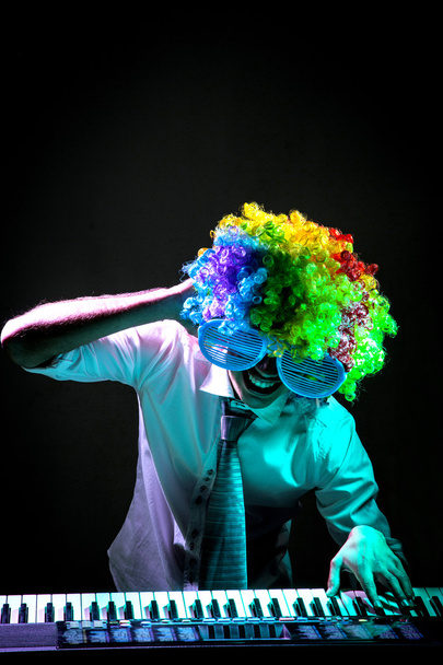 Clown playing the piano - Фото, изображение