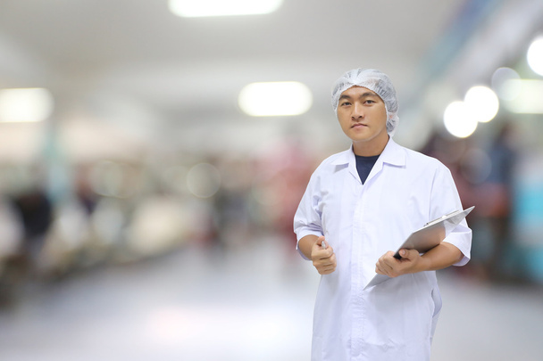 Um homem de médico vestido branco no hospital interior de borrão backgro
 - Foto, Imagem