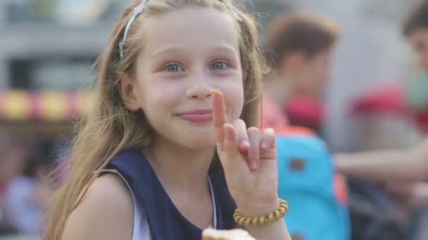 Meisje, eten van ijs op een hete, verzengende zomerdag in speeltuin in Park, kinderen - Video