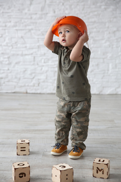 Child boy playing in the room with wooden letter toy blocks - Foto, afbeelding