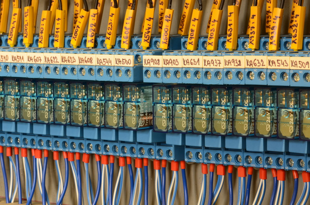 Zblízka zapojení konektorů, multi barva drátu kabely s poli titulek. - Fotografie, Obrázek