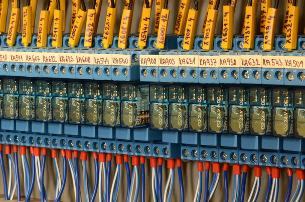 Close-up van bedrading verbindingslijnen, multi kleur draads kabels met bijschrift velden. - Foto, afbeelding
