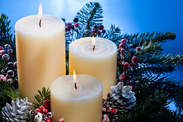 tři svíčky v adventní aranžování - Fotografie, Obrázek