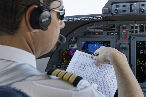 Italia, pilota controlla il suo piano di volo in cabina di pilotaggio di un aereo
 - Foto, immagini