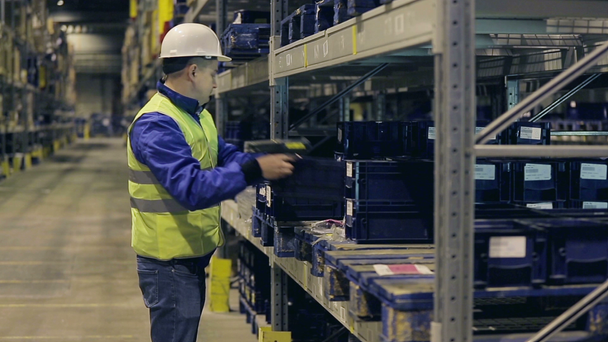 Giovane lavoratore che controlla il carico con scanner
 - Filmati, video