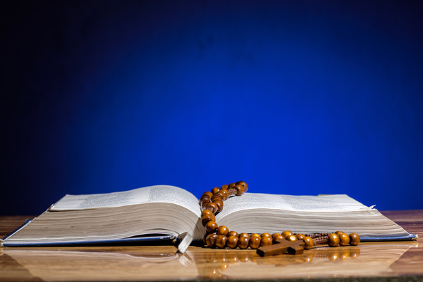 Holy Bible and Rosary - Foto, Imagen