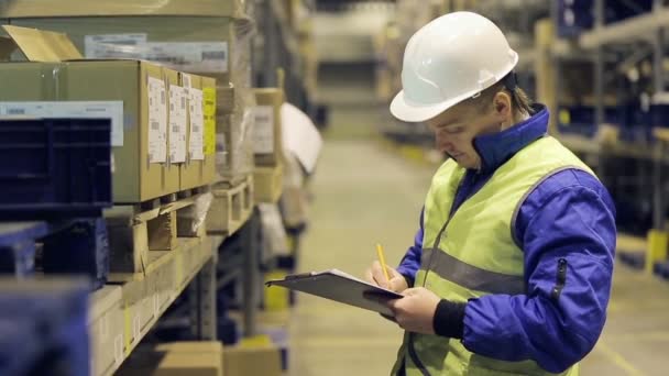倉庫は貨物をチェック上の労働者 - 映像、動画