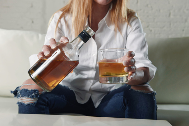 traurig depressiv alkoholisiert betrunkene Frau trinkt zu Hause in Hausfrau Alkoholmissbrauch und Alkoholismus - Foto, Bild