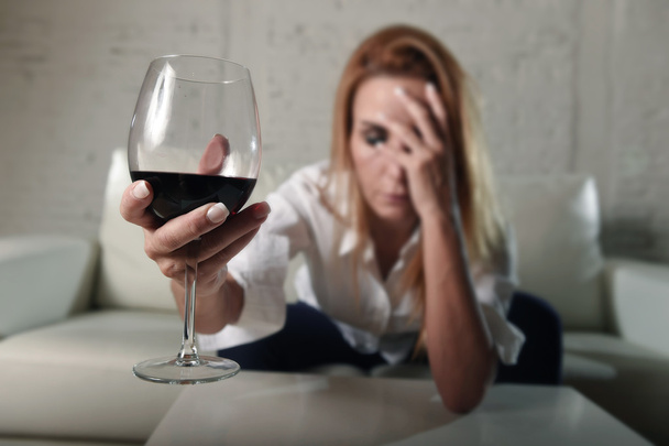 triest depressief alcoholische dronken vrouw drinken thuis in huisvrouw alcoholmisbruik en alcoholisme - Foto, afbeelding