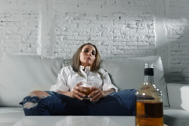 triest depressief alcoholische dronken vrouw drinken thuis in huisvrouw alcoholmisbruik en alcoholisme - Foto, afbeelding