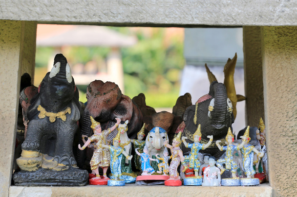 Poupée danseuse et animaux en peluche de croyance religieuse
 - Photo, image
