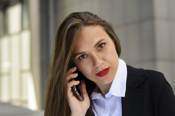 Beauty smiling business girl with mobile phone - Фото, зображення