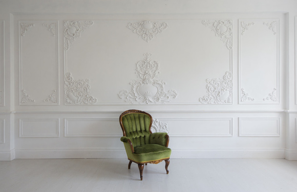 vintage πράσινη πολυθρόνα πολυτελείας σε λευκό δωμάτιο πάνω από το σχεδιασμό τοίχου bas-ανάγλυφα στοιχεία από πέτρες roccoco - Φωτογραφία, εικόνα