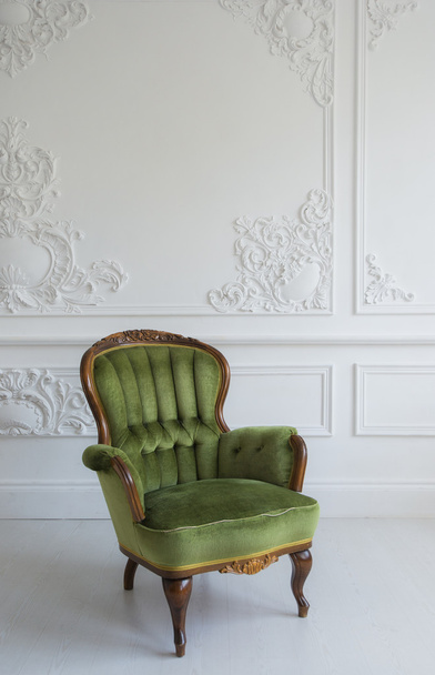 eleganter grüner Sessel im luxuriösen, sauberen, strahlend weißen Interieur - Foto, Bild