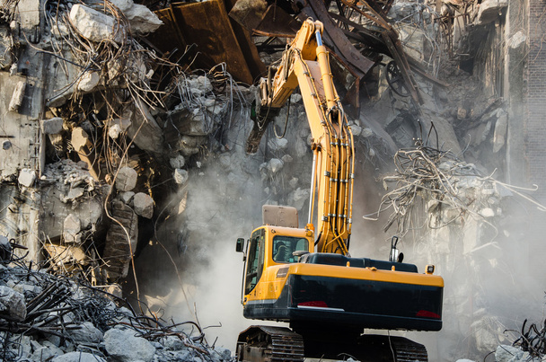 Excavadora que trabaja en la demolición de un antiguo edificio industrial
 - Foto, Imagen