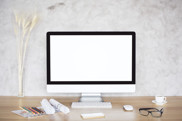 Escritorio creativo con monitor en blanco
 - Foto, Imagen