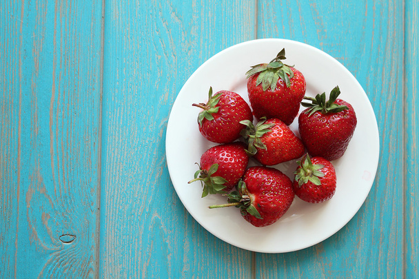 Strawberries in white plate - Фото, изображение