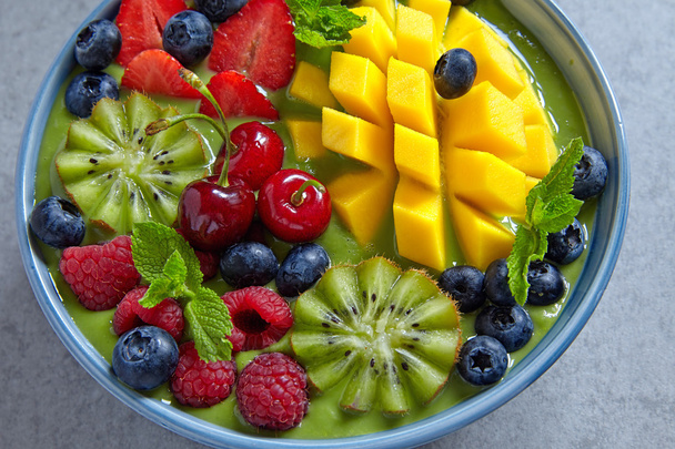 snídaně zelené smoothie mísa ovoce a bobule - Fotografie, Obrázek