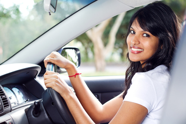 Young indian woman driving a car - Foto, afbeelding