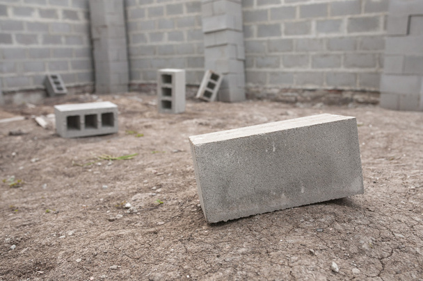 bloques de cemento en una obra de construcción
 - Foto, Imagen