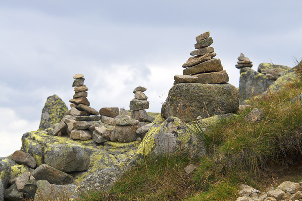 Piedras Zen apiladas en altas montañas
 - Foto, imagen